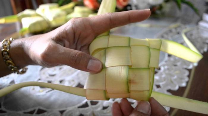 How to make ketupat decoration